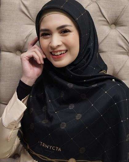 8 Seleb Cantik Bergigi Gingsul