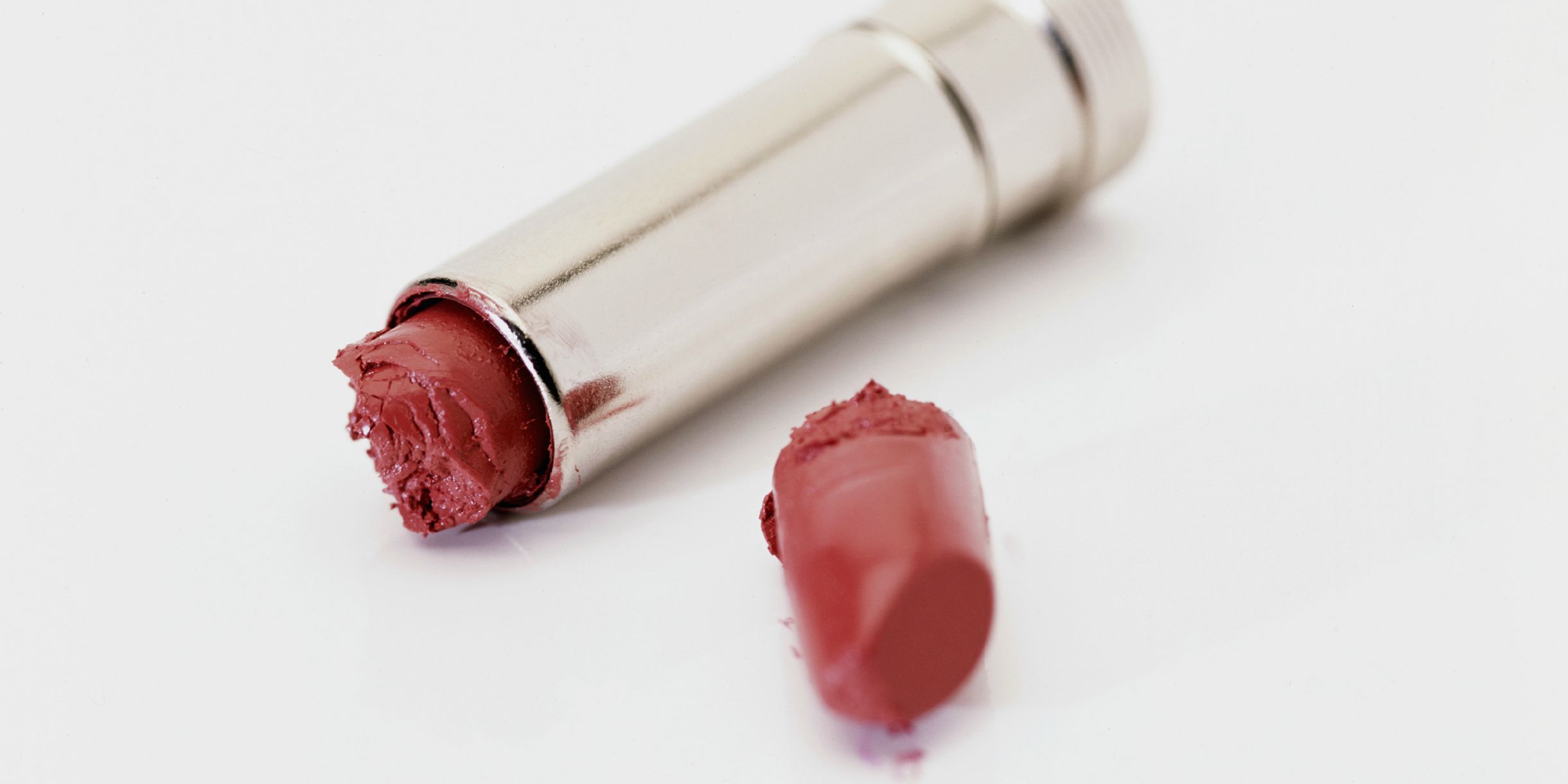 Ilustrasi lipstick patah