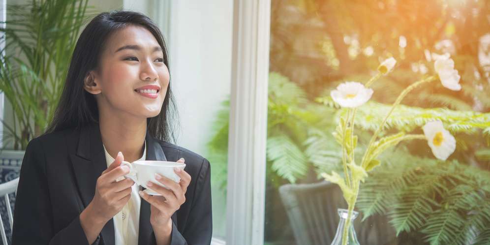 Ilustrasi Wanita Minum Kopi