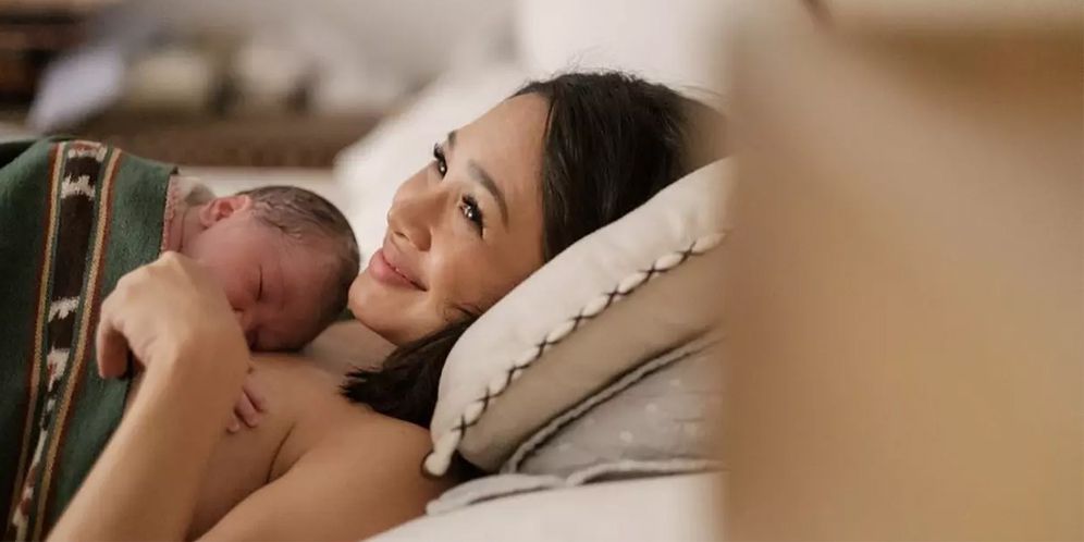 Andien memeluk anaknya setelah kelahiran