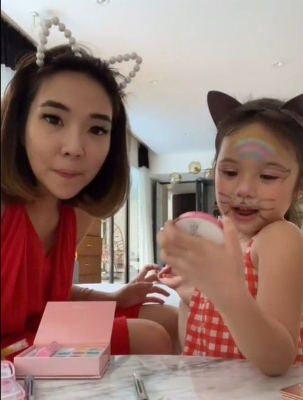 Gempi dan Gisel Bermain Make-Up Kucing