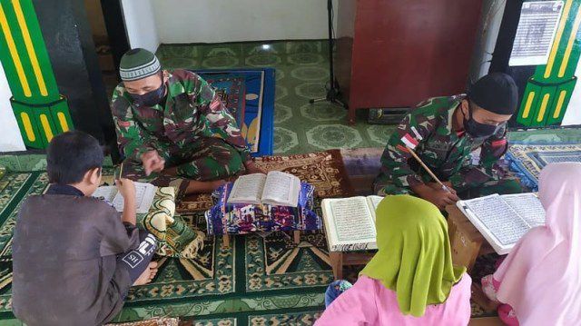 Kisah Prajurit TNI di Perbatasan: Siang Tenteng, Sore Guru Ngaji