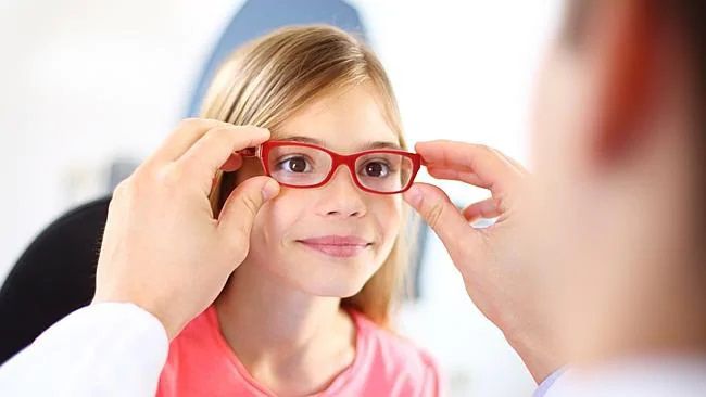 Penyebab Mata Minus dan Silinder pada Anak