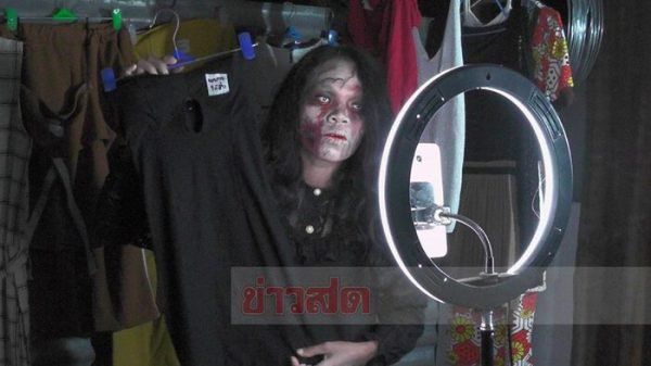 Kanittha Thongnak cosplay jadi zombie