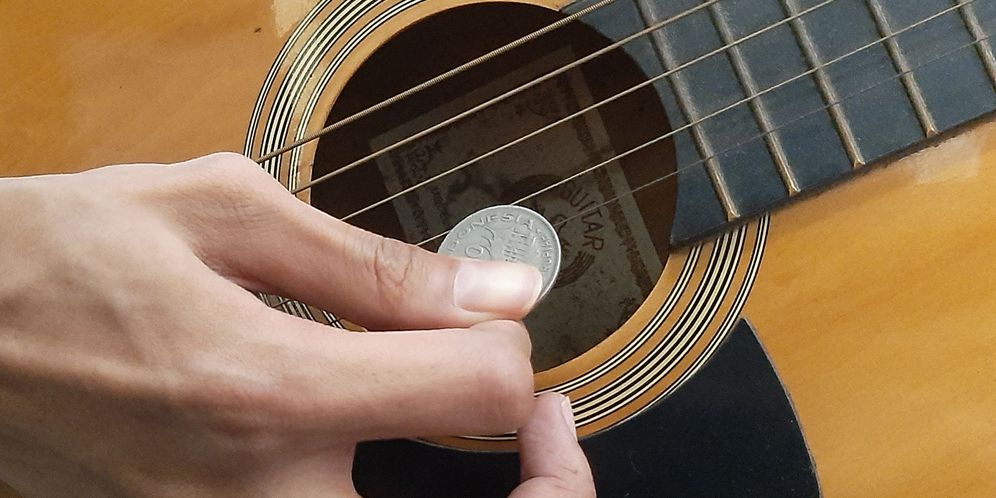 Koin untuk pick gitar