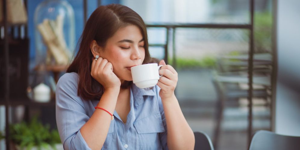 ilustrasi wanita minum kopi