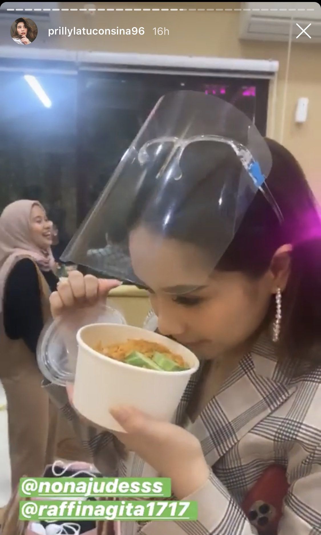 Instagram Story Prilly Latuconsina yang Menunjukkan Nagita Tengah Mencium Aroma Makanan