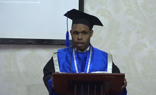 Pemuda Papua Jadi Wisudawan Terbaik