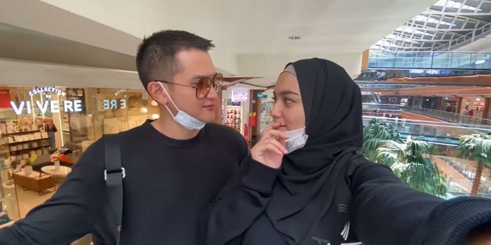 Citra Kirana dan Rezky Aditya di Mall