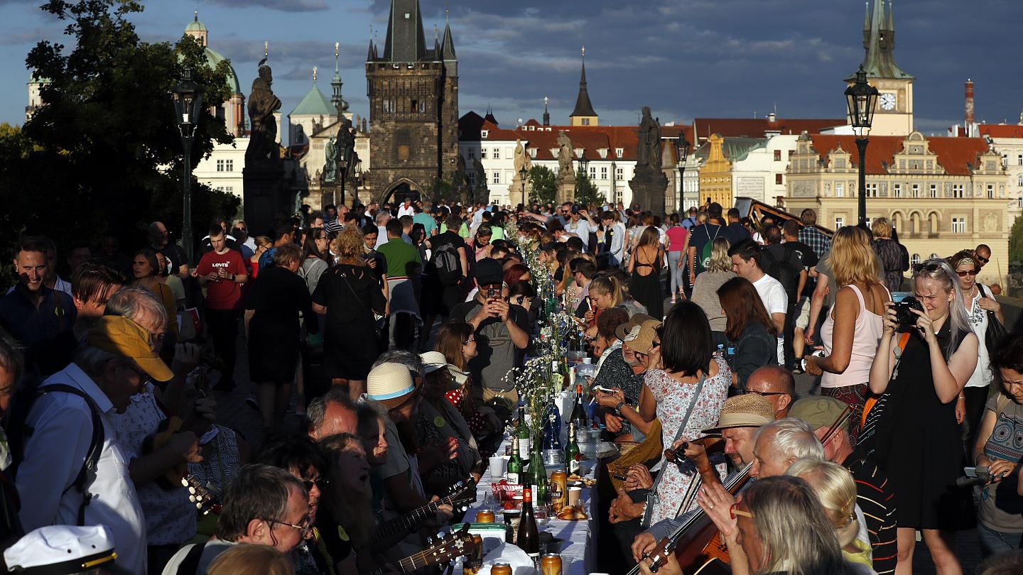 Perayaan Berakhirnya Lockdown di Praha