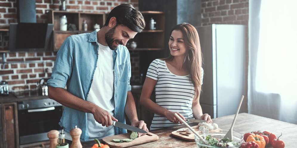 Ilustrasi Memasak bersama Pasangan