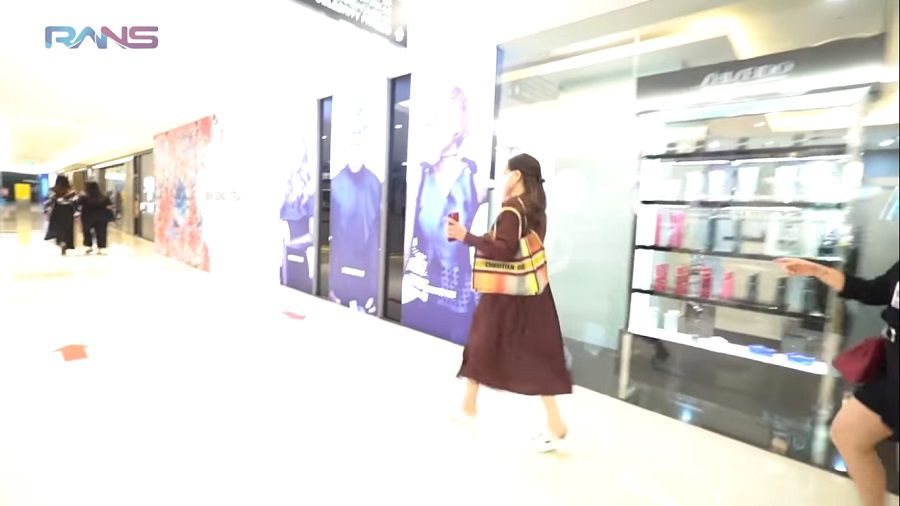 Nagita Slavina Berlari Kecil di Mall