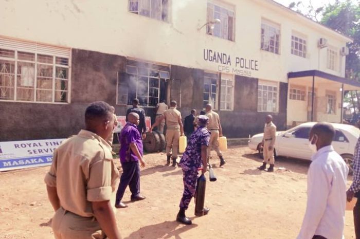 Frustrasi Dimintai Uang Suap oleh Polisi, Pria Uganda Ini Sampai Nekat Bakar Diri!