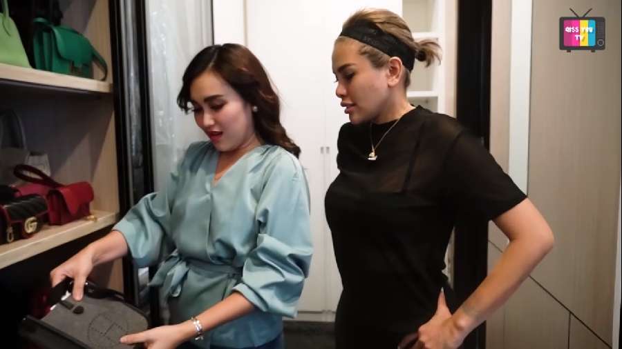 Ayu Ting Ting Melihat Tas-Tas Branded Nikita Mirzani