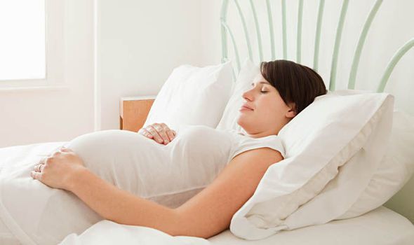 Ilustrasi ibu hamil tidur dengan terlentang