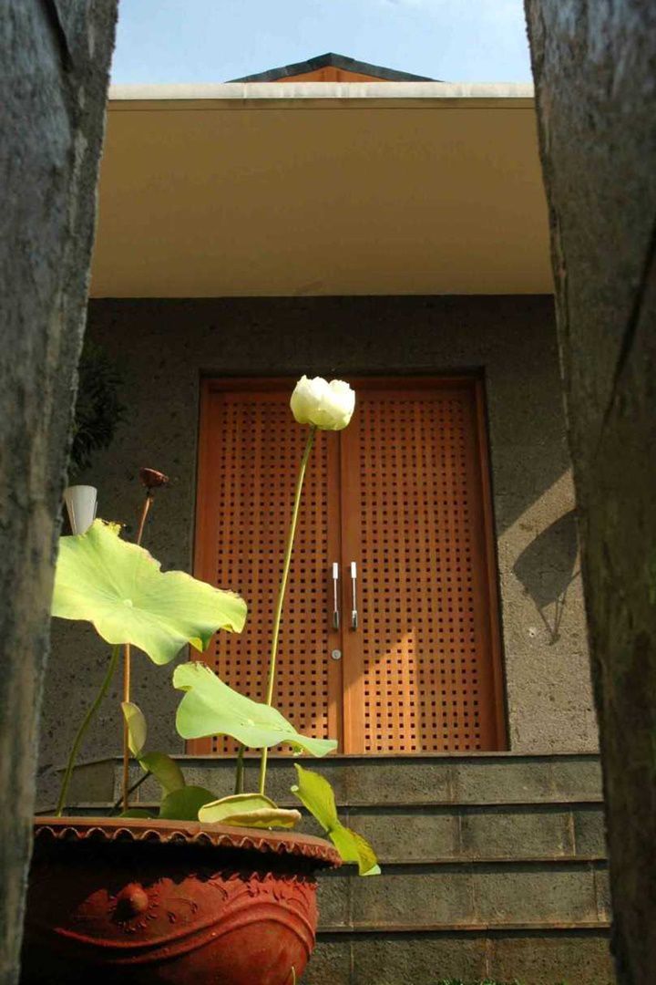 Pintu Masuk Tropical Modern Semi Detached House