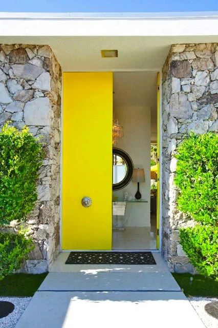 Pintu Besi Berwarna Kuning
