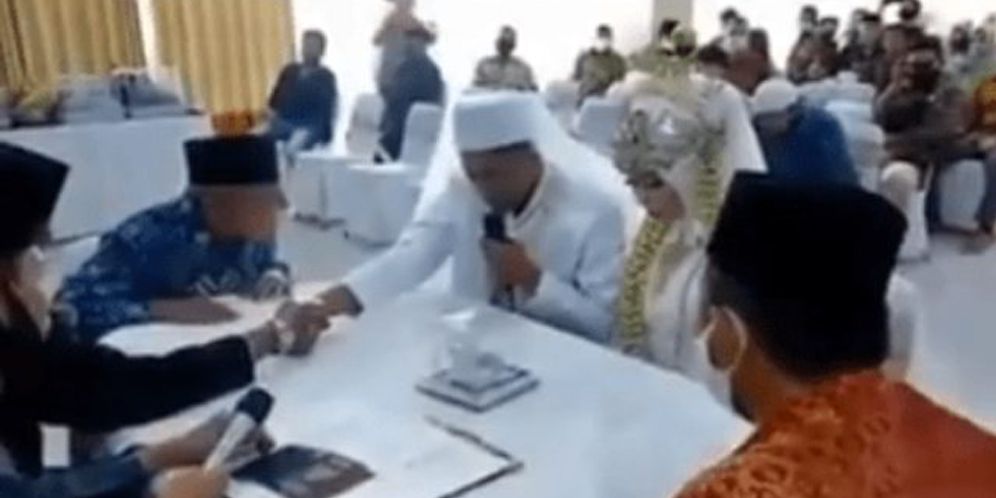 Wali pengantin menggebrak meja hingga pecah