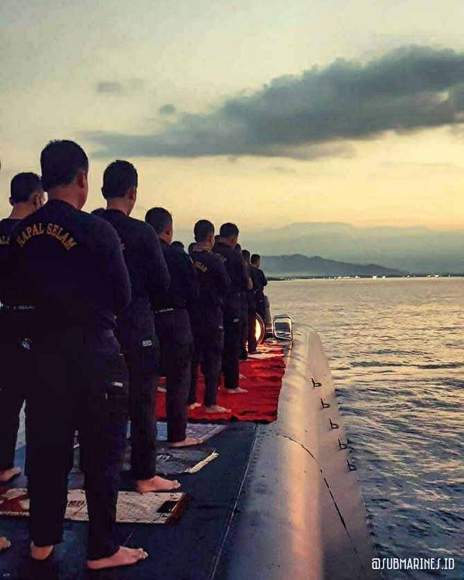 TNI AL Shalat di Atas Kapal Selam