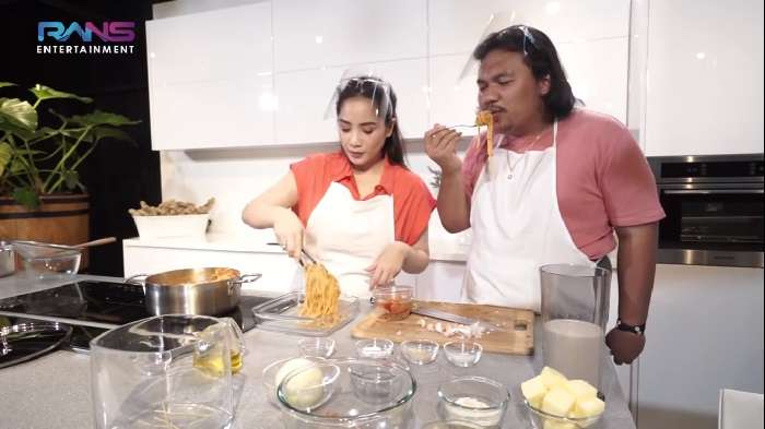 Nagita Slavina dan Keanu Angelo Masak