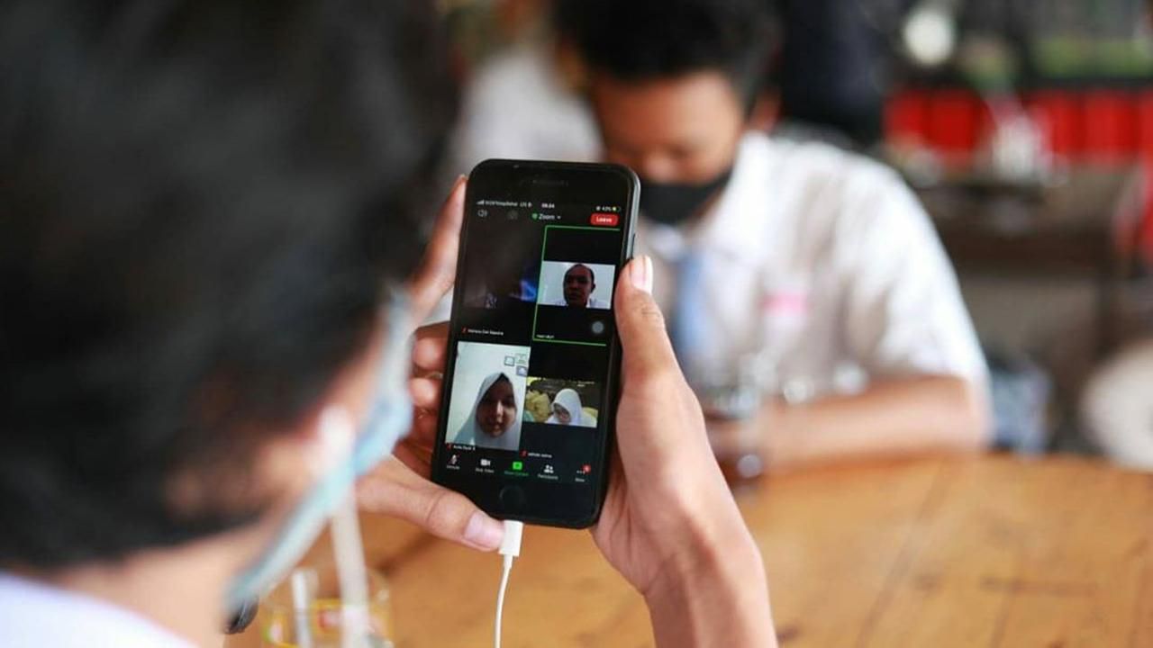 Warkop di Surabaya Ini Sediakan Wifi dan Teh Gratis untuk Siswa yang Sekolah Online