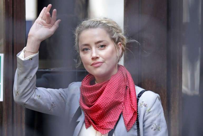 Amber Heard Kenakan Scraf Merah di Persidangan