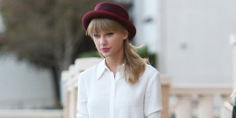 Taylor Swift Memakai Bowler Hat