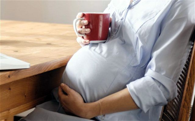 Ilustrasi ibu hamil minum jamu