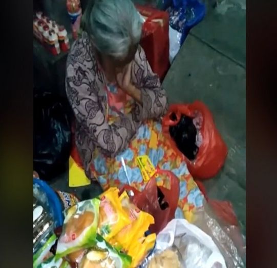 Nenek dengan Wajah Lelah Tetap Jualan Padahal Sudah Malam dan Jalanan Sudah Sepi