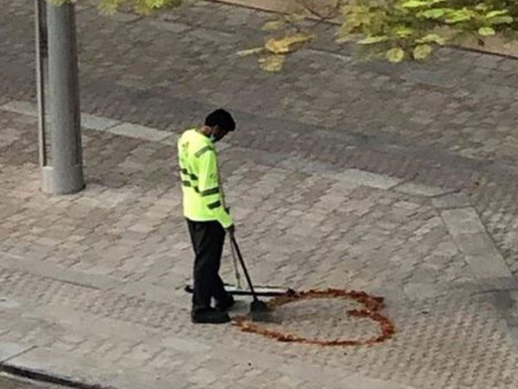 Petugas kebersihan gambar hati dengan daun kering
