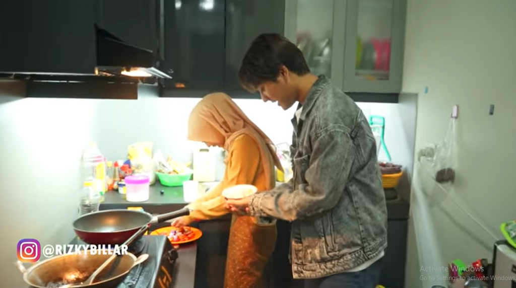 Rizky Billar masak bareng Lesti