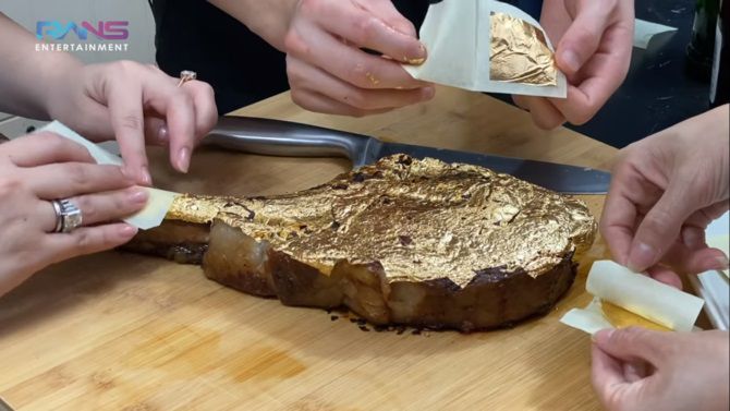 Raffi Ahmad makan steak berlapis emas ratusan juta