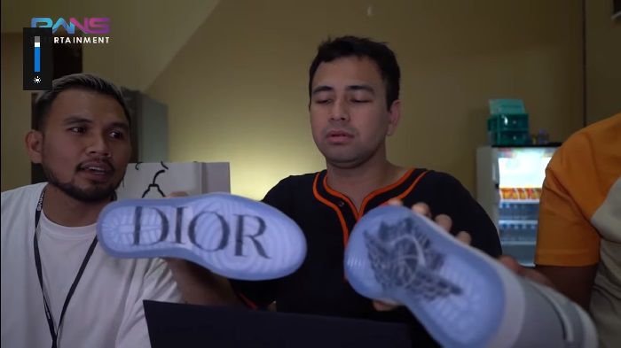 Raffi Ahmad Beli Sepatu Air Jordan x Dior