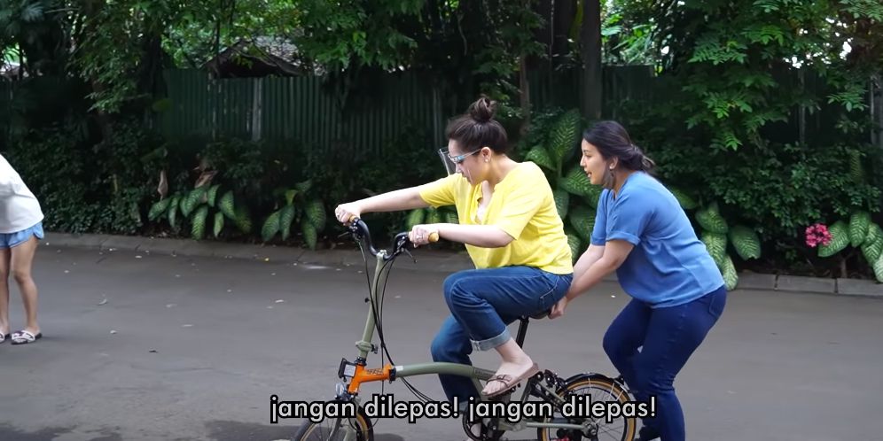 Gigi belajar sepeda diajari Tya Ariestya