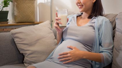 Ilustrasi ibu hamil minum susu