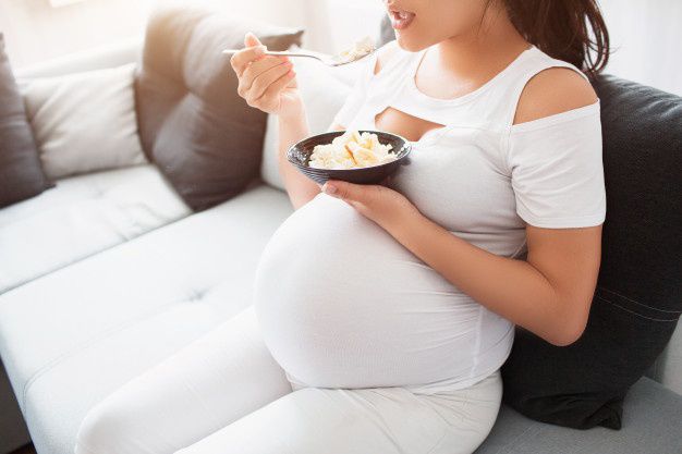 Ilustrasi ibu hamil suka makan asin