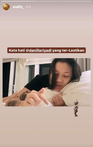 Danilla menyanyikan lagu Lesty