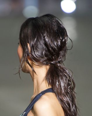 Ilustrasi wanita mengikat rambut basah