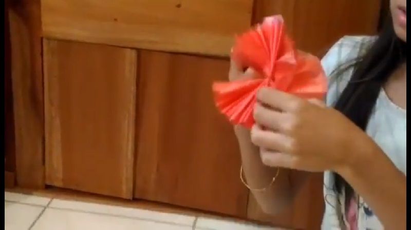 Cara Membuat Bunga Mawar dari Plastik Warna-warni