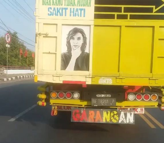 Wajah Najwa Shihab di belakang truk