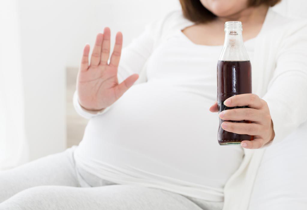 Ilustrasi ibu hamil minum soda