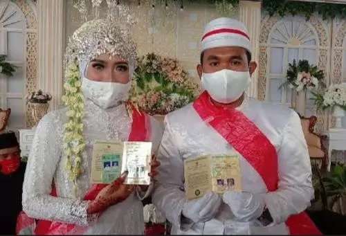 Pengantin Gunakan Tongkat Bendera Merah Putih saat Ijab Kabul