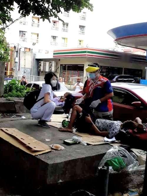 Perawat Bantu Gelandangan Melahirkan