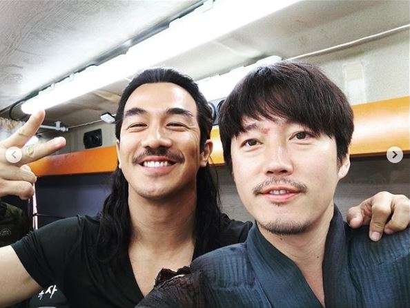 Joe Taslim dan Jang Hyuk