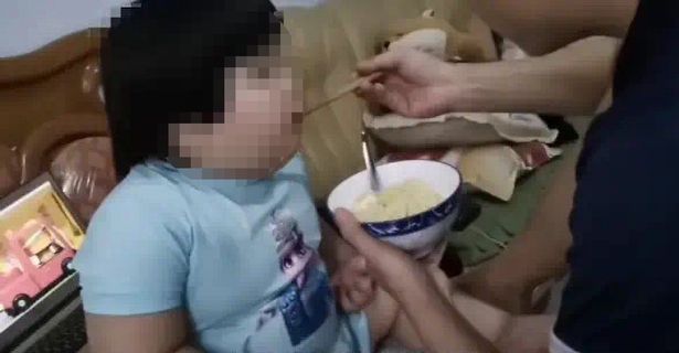Anak yang diduga dipaksa makan orang tuanya demi konten