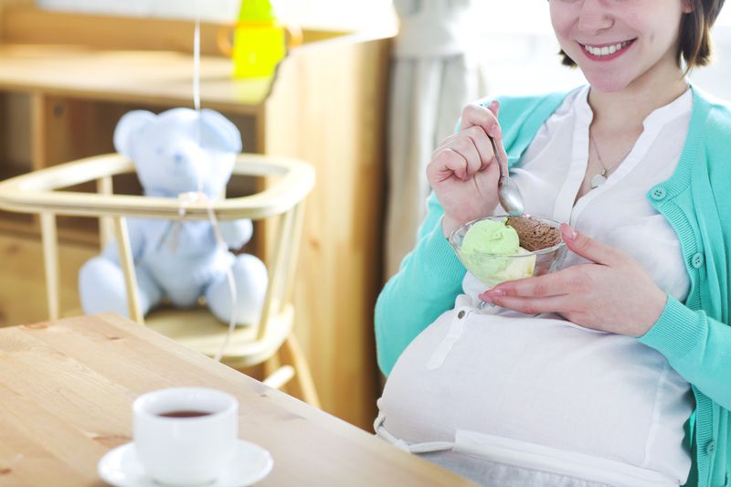 Ilustrasi ibu hamil makan es krim