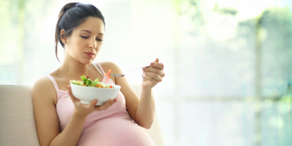 Ilustrasi ibu hamil makan sayur