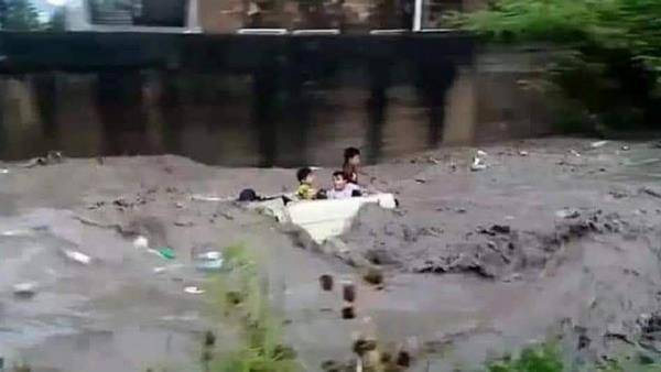Satu Keluarga Nekat Terjang Banjir Bandang