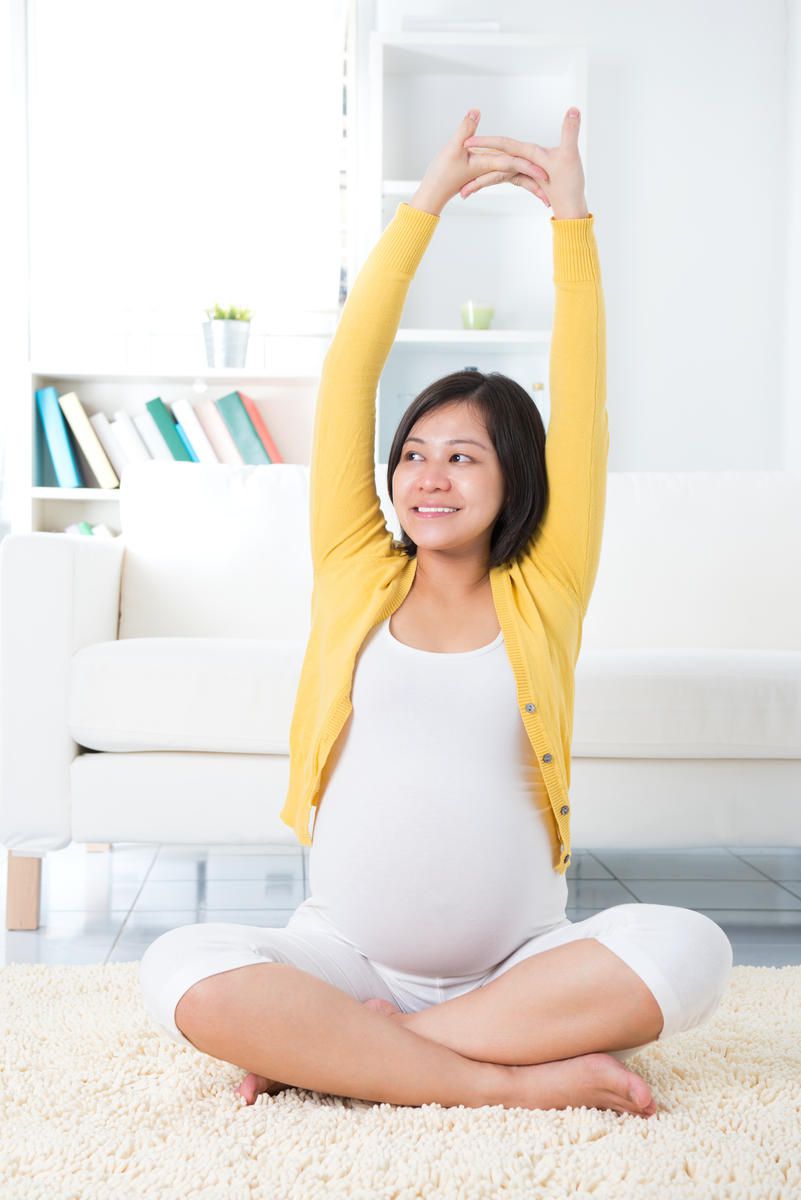 Ilustrasi ibu hamil mengangkat tangan
