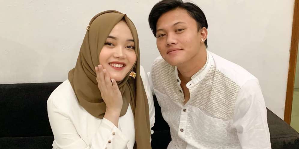 Putri Delina Adik Rizky Febian